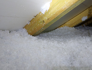 Zateplení stropu rodinného domu pomocí foukané izolace